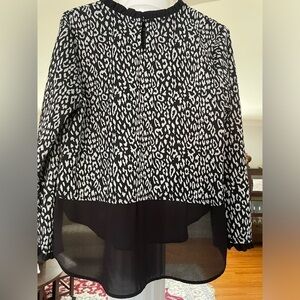 Elle women’s. Elle long sleeves black and white Leopard print size XL Blouse.